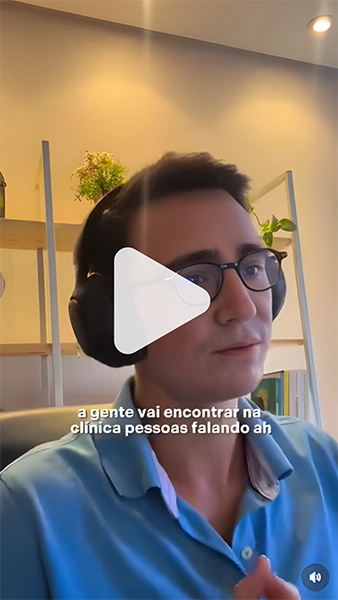 imagem do Pablo com fone no ouvido, camisa azul, realizando uma video-chamada